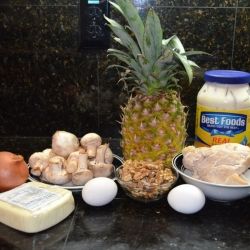 Салат с курицей, ананасом, грибами и орехами
