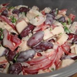 Салат из фасоли, сыра, крабовых палочек и перца