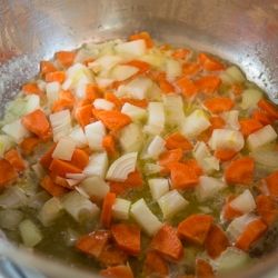 Тыквенный суп-пюре с жареным острым фаршем