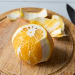 Салат с креветками, апельсином и ореховой заправкой