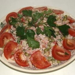 Салат из ветчины с помидорами и горошком