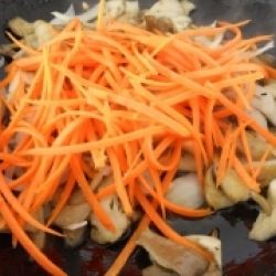 Вешенки жареные с морковью и чесноком 