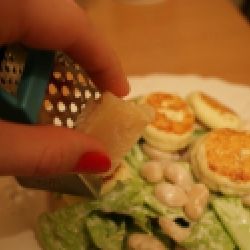 Салат с мини-сырниками и фасолью