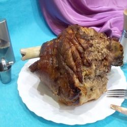Аппетитная свиная рулька с хрустящей корочкой