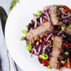 Салат с говядиной и черным рисом