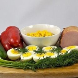 Салат с яйцом и ветчиной