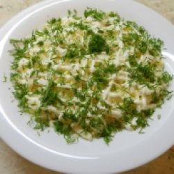 Салат с рыбными консервами и подкопченным сыром сулугуни