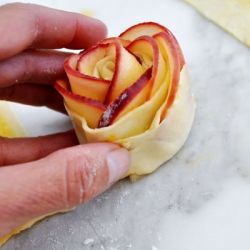 Яблочное пирожное в виде розы
