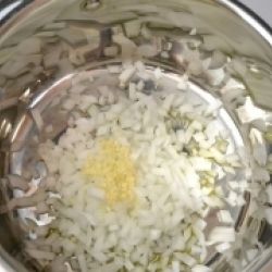 Говядина с яичной лапшой 