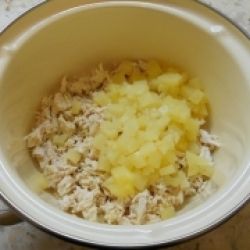 Салат с курицей и ананасом в тарталетках