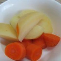 Салат из отваренной рыбы с картофелем и морковью