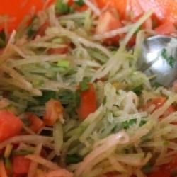 Сочный салат из зеленой редьки к плову