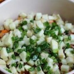 Картофельный салат с печеной тыквой, яблоком и свининой