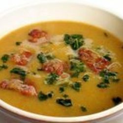 Крем-суп с поджаренной грудинкой, чесноком и шпинатом