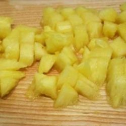 Салат с креветками и ананасом