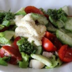 Салат из свежих овощей с филе куриной грудки 
