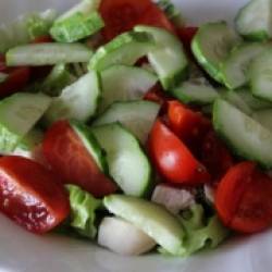 Салат из свежих овощей с филе куриной грудки 