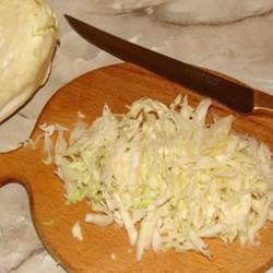 Салат капустный с колбасой