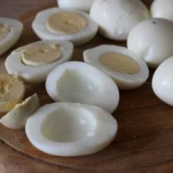 Фаршированные яйца с мягким творогом и лососевой пастой