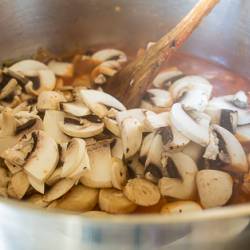 Томатный суп с фаршем и грибами
