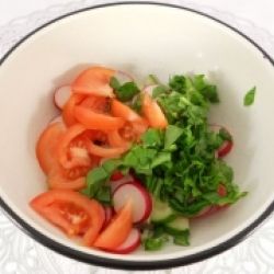 Весенний салат со щавелем и перепелиными яйцами