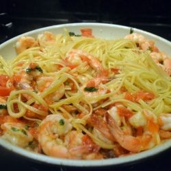 Спагетти с креветками и помидорами