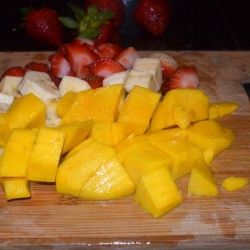 Десерт из клубники, бананов и манго