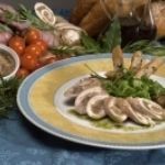 Теплый салат с кроликом и грибами