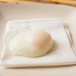 Яйца пашот с лососем и козьим сыром