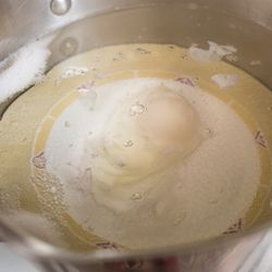 Яйца пашот с лососем и козьим сыром
