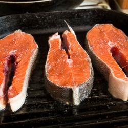 Пряные стейки из лосося с имбирем