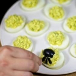 Фаршированные яйца-пауки на Хэллоуин