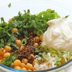 Острый салат из нута с йогуртом по-индийски