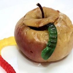 Яблочки с червячками на Хэллоуин