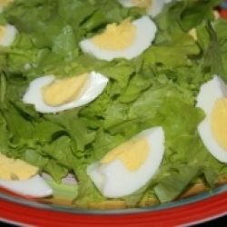 Салат со слабосоленым лососем и яйцами 
