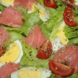 Салат со слабосоленым лососем и яйцами 