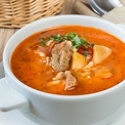 Острый томатный суп с бараниной и рисом