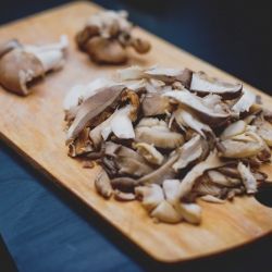 Макароны с грибами в сметанно-чесночном соусе под сыром 