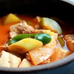 Чон гуг джан чиге - острое рагу со свининой и тофу