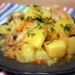 Картофель тушеный с куриными крылышками и капустой