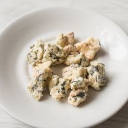 Салат с печеной свеклой, голубым сыром и вяленым окороком