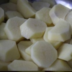Картофель, тушеный в молоке с сыром и зеленью