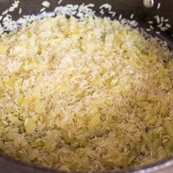 Пряный рис с сухофруктами