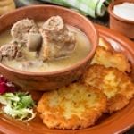 Белорусская мачанка с ребрышками и драниками