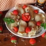 Заварные вареники с клубникой и шоколадом