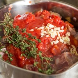 Свиные ребрышки в томатном соусе с грибами