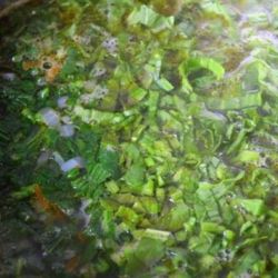 Зеленый суп из щавеля и крапивы