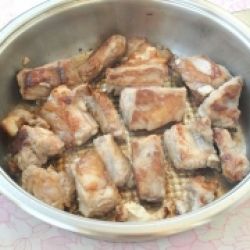 Свиные рёбрышки с луком в сковороде