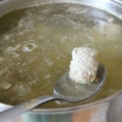 Суп-лапша с фрикадельками и яйцом