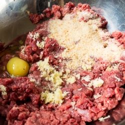 Котлеты из говядины с черносливом и орехами